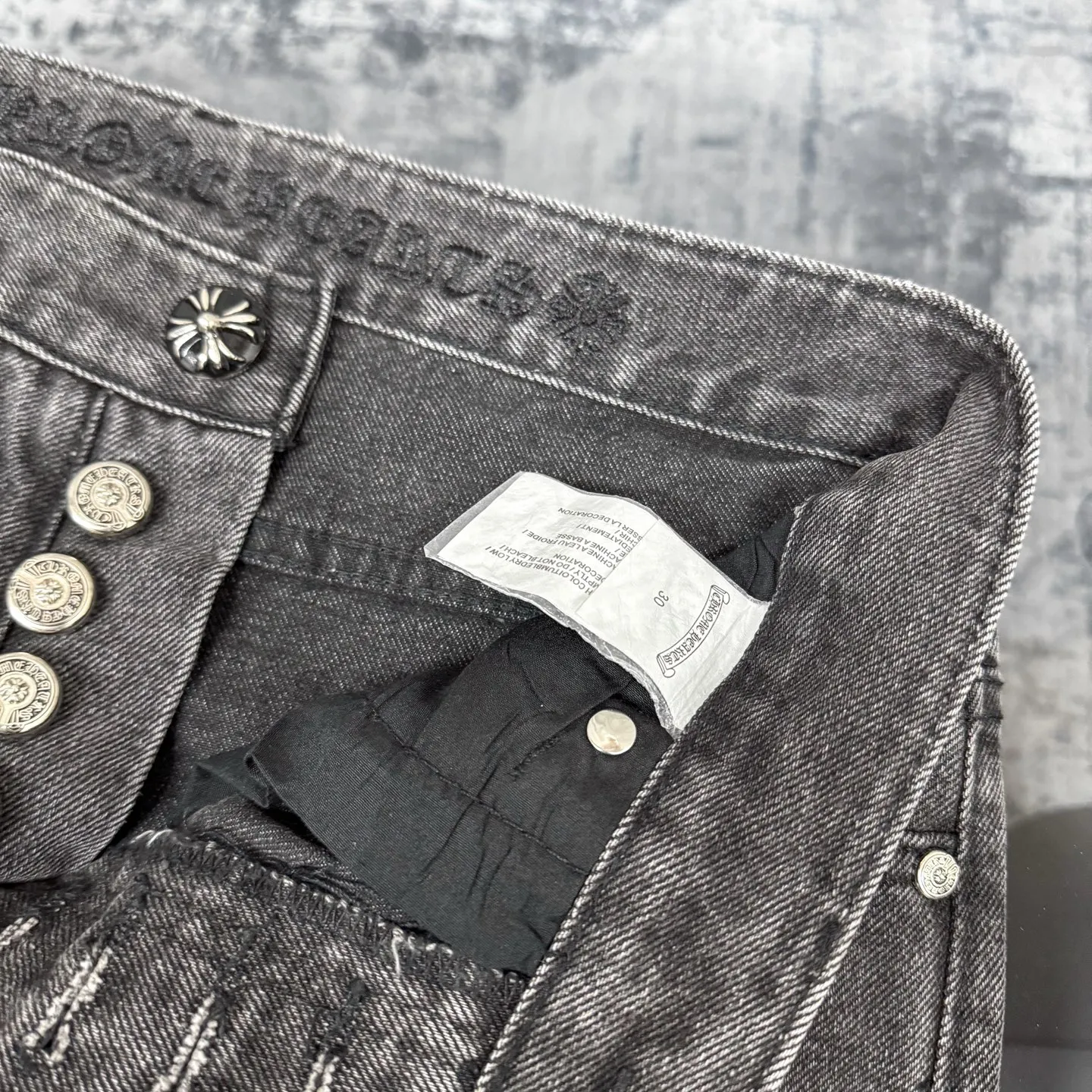P280 Chrome Hearts city-limited flame black and white leather jeans need to be washed after the finished product is disassembled and hand-made with sheepskin cross leather and then spliced ​​together. The whole piece has too many craftsmanship to explain. The cabinet price is 34W+, the patchwork is decorated with cross flowers, and the high-waisted washed jeans! ! Absolutely high-end luxury products, 8W+ level god-level single products, super popular products, made with top heavy industry, a magic weapon that cannot be missed. About Kroxin This is an extremely luxurious fashion brand, which can also be called the aristocrats of the high street. It has always been an exclusive brand for some hipsters or rich second generation. Compared with ordinary high streets, it is more luxurious and noble. Compared with luxury brands, it has a more fashionable personality and has always been a brand that I have a special liking for. Size: 28 30 32 34 (corresponds to S-XL) Size chart: 28 Waist 76 Pants length 104 Hips 98 30 Waist 80 Pants length 105 Hips 102 32 Waist 84 Pants length 106 Hips 106 34 Waist 88 Pants length 107 Hips 110